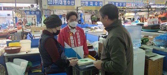 NSP통신-15일 안산시 농수산물시장에서 홍장표 안산시장 예비후보가 상인들과 만나 민생현장의 목소리를 청취하고 있다. (홍장표 안산시장 예비후보 캠프)