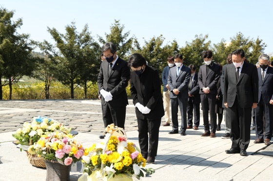 NSP통신-17일 경남 봉하마을 찾은 김동연 더불어민주당 경기도지사 예비후보가 고 노무현 전 대통령을 참배하고 있다. (김동연 경기도지사 예비후보 캠프)