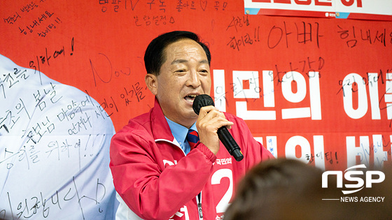 NSP통신-이병선 국민의힘 속초시장 예비후보가 선거사무소 개소식에 참석한 유권자들에게 공약을 발표하고 있다. (조이호 기자)