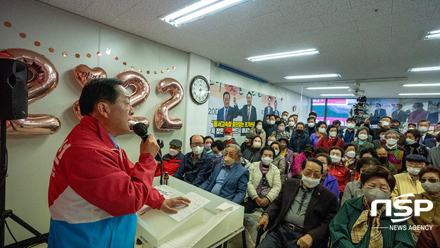 NSP통신-이병선 국민의힘 속초시장 예비후보가 선거사무소 개소식에 참석한 유권자들에게 공약을 발표하고 있다. (조이호 기자)