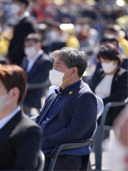 NSP통신-세월호 참사 8주기 기억식 행사에 참석한 송한준 안산시장 예비후보. (송한준 안산시장 예비후보)