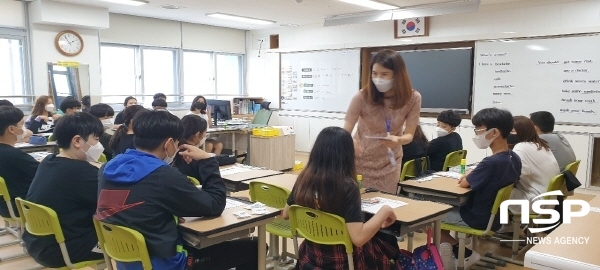 NSP통신-경상북도교육청은 삶의 힘을 키우고 교육공동체 모두가 행복한 배움과 실천 중심의 수업전문가 육성 정책에 교사 500명이 참여한다고 밝혔다. 초곡초등교 이승현 교사 수업 장면 (경상북도교육청)