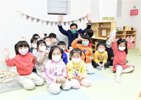 NSP통신-윤화섭 안산시장 예비후보가 아이들과 시간을 보내고 있다. (윤화섭 안산시장 예비후보 캠프)