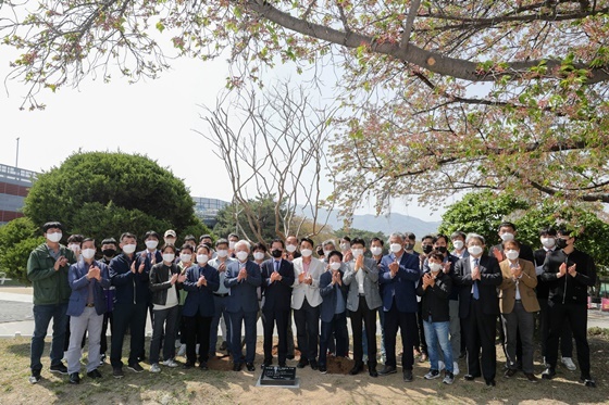 NSP통신-박대흥 조교사 1000승 기념식수 행사에 참가한 경주마 관계자들 (한국마사회)