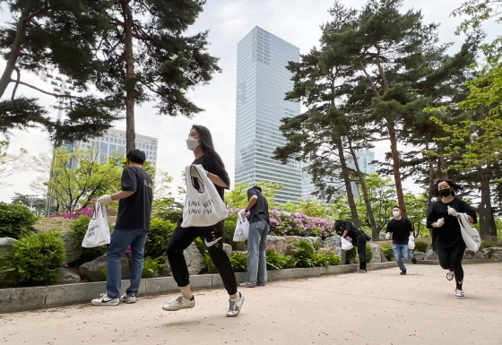 NSP통신-DL그룹 계열사인 글래드 호텔앤리조트 임직원들이 여의도에서 플로깅 행사를 진행하고 있다 (DL그룹)