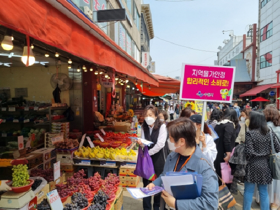 NSP통신-21일 팔달문시장에서 캠페인 참여자들이 가격표시제 안내문을 배부하는 모습. (수원시)