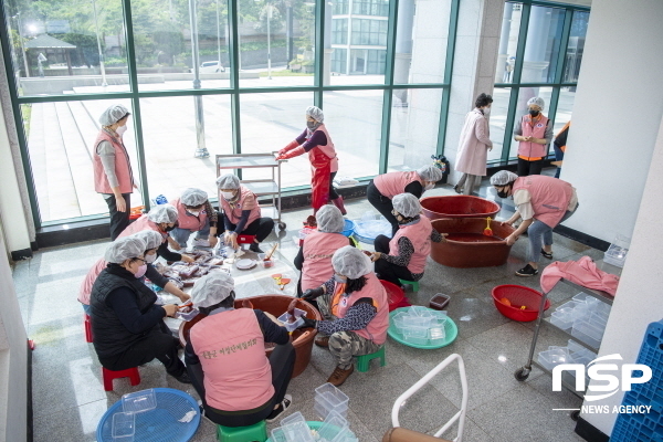 NSP통신-울릉군 여성단체협의회는 지난 21일부터 22일까지 2일간 울릉한마음회관에서 고추장 나눔행사를 위해 고추장을 담구고있다. (울릉군)