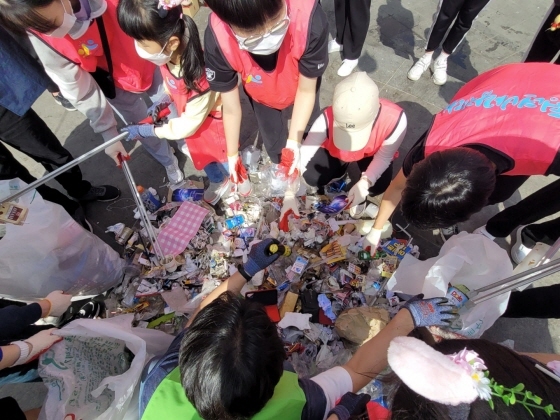 NSP통신-23일 열린 수원역 로데오거리 일대 환경 정화 봉사활동 모습. (수원시)
