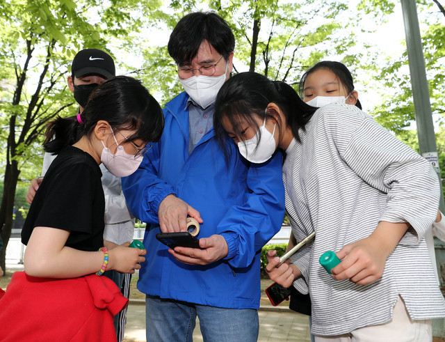 NSP통신-23일 김상회 수원시장 예비후보가 아이들과 원천천 하천탐사를 하는 모습. (김상회선거사무소)