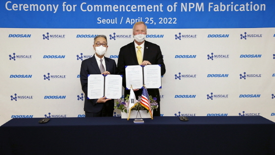 NSP통신-협약식에서 존 홉킨스 뉴스케일파워 사장(왼쪽 두 번째)과 박지원 두산에너빌리티 회장이 서명 후 기념 촬영을 하고 있다. (두산에너빌리티)