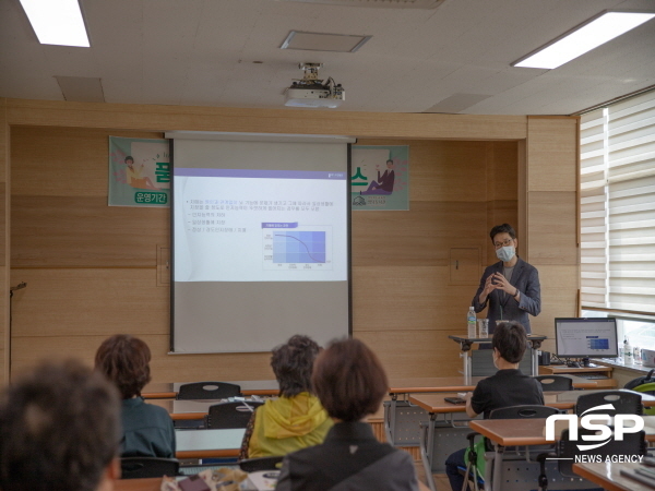 NSP통신-에스포항병원 신경과 정은환 진료과장이 지난 22일 영덕도서관에서 영덕군 50세 이상 시니어(어르신)를 대상으로 치매 그것이 알고 싶다란 주제로 치매 극복 특강 강의를 실시했다. (에스포항병원)