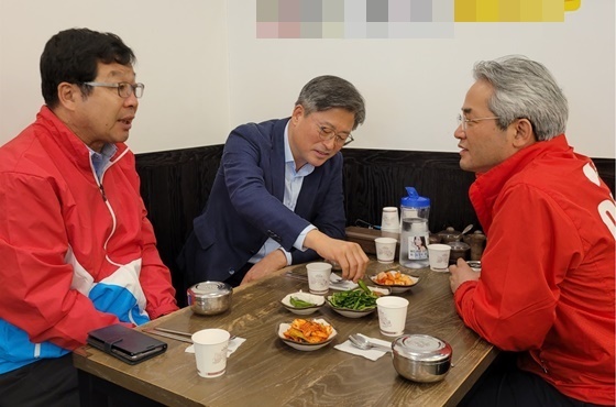 NSP통신-(왼쪽부터) 이균철 경선후보, 김종혁 경선 후보, 이동환 고양시장 후보 (이동환 선거캠프)