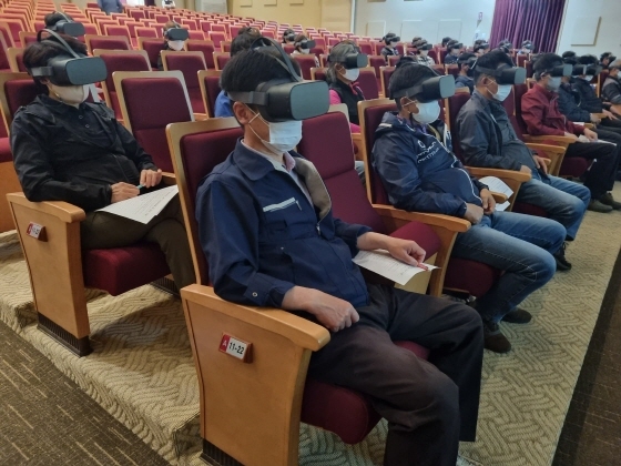 NSP통신-27일 올림픽기념관 공연장에서 환경미화 근로자들이 VR 콘텐츠를 활용한 안전교육을 체험하고 있다. (안산도시공사)