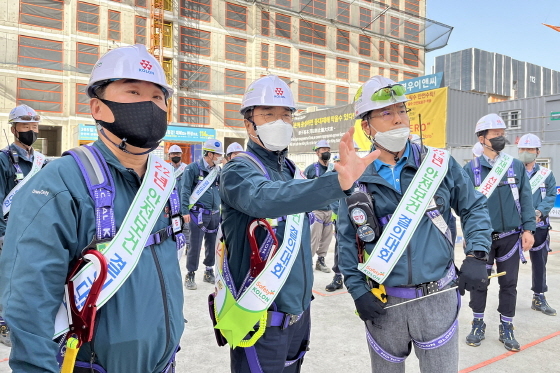 NSP통신-안양 덕현지구 현장에서 김정일 코오롱글로벌 대표(왼쪽 두 번째)가 관계자들과 함께 현장점검을 하고 있다. (코오롱글로벌)