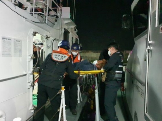 NSP통신-평택해양 대원들이 장구도 인근 해상에서 조업 중인 어선 응급환자를 이송하고 있다. (평택해양경찰서)