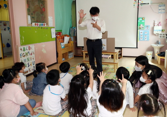 NSP통신-27일 김상회 수원시장 예비후보가 어린이들에게 그림자인형극 공연을 하는 모습. (김상회선거사무소)