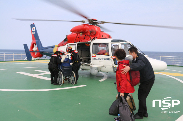 NSP통신-동해지방해양경찰청은 여객선A호에서 발생한 응급환자를 헬기를 이용해 포항으로 이송 하고있다. (동해지방해양경찰청)