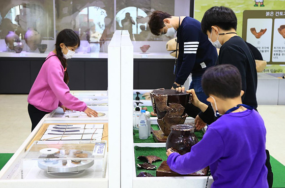 NSP통신-양양군 오산리선사유적박물관에서 체험을 하고 있는 어린이들. (양양군)