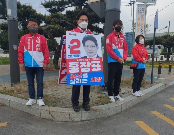 NSP통신-2일 오전 반월산단 입구에서 홍장표 안산시장 예비후보가 시민들에게 출근길 인사를 하고 있다. (홍장표 안산시장 예비후보 캠프)