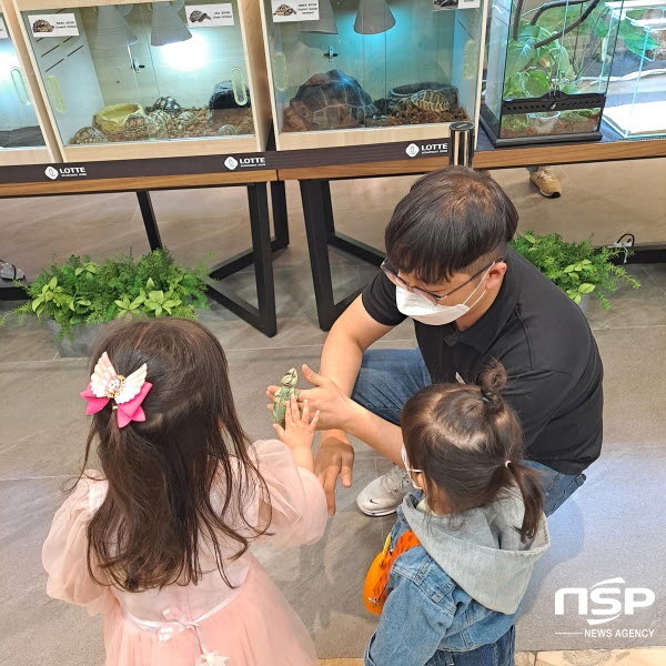 NSP통신-어린이들이 파충류를 만져보고 있다. (롯데백화점 포항점)