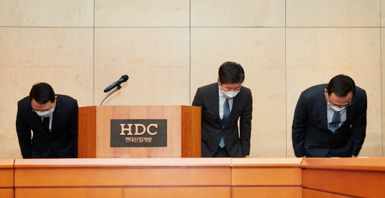 NSP통신-유병규 HDC현대산업개발 대표(왼쪽)과 정몽규 HDC 회장(왼쪽 두 번째)과 이사, 하원기 HDC현대산업개발 대표(왼쪽 세 번째)가 광주 화정 아이파크 사고와 관련해 고개숙여 사과하고 있다. (HDC현대산업개발)