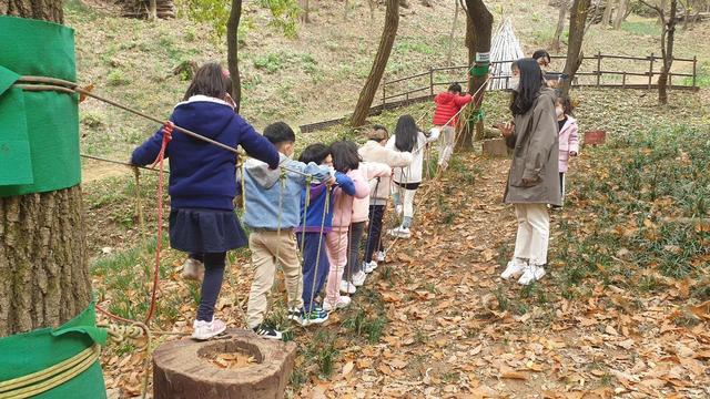 NSP통신-산림 체험 교육에 한창인 아이들. (시흥시)