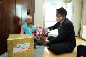 [NSP PHOTO]김현준 LH 사장, 어버이날 맞이 임대주택 어르신 선물전달