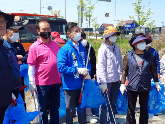NSP통신-김포 시민들과 환경정화에 나선 정하영 더불어민주당 김포시장 후보. (정하영 후보 캠프)