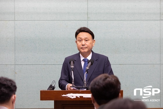 NSP통신-강임준 군산시장 예비후보가 9일 전북도의회 브리핑룸에서 기자회견을 하고 있다.
