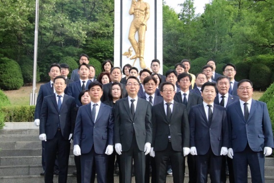 NSP통신-10일 경기 성남시 수정구 태평동 소재 현충탑에서 배국환 민주당 성남시장 후보가 더불어민주당 성남시장 지방선거 후보자들과 함께 참배했다. (배국환 민주당 성남시장 후보 캠프)