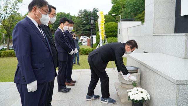 NSP통신-현충탑에서 호국영령들에게 헌화하는 배국환 성남시장 후보. (배국환 성남시장 후보 캠프)