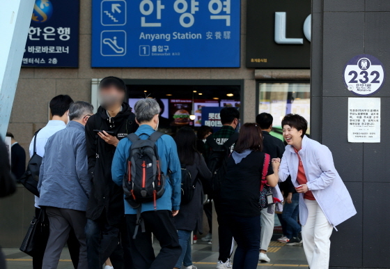 NSP통신-김은혜 국민의힘 경기도지사 후보가 안양역에서 출근 인사 하는 모습. (김은혜 후보 캠프)