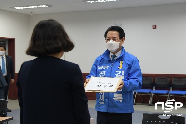 -김영록 더불어민주당 전라남도지사 후보가 12일 오전 무안군 삼향읍 전남도선거관리위원회에서 6·1지방선거 전남도지사 후보 등록을 하고 있다. (김영록 전남도지사 후보 사무소)