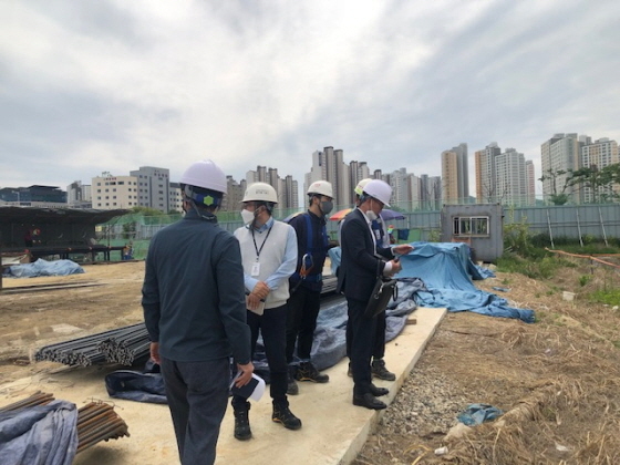 NSP통신-관계자들이 황구지천 공공하수처리시설 건설 현장을 점검하는 모습. (수원시)