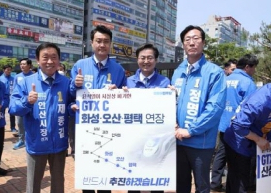 -12일 장인수 더불어민주당 오산시장 후보(왼쪽 두번째)와 김동연 경기도지사 후보(왼쪽 세번째), 제종길 안산시장 후보, 정명근 화성시장 후보가 기념촬영을 하는 모습. (장인수선거