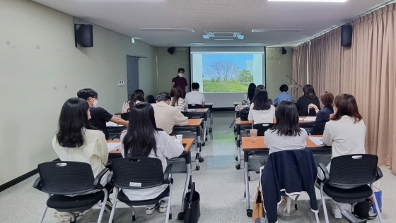 NSP통신-11일 수원시공원녹지사업소 대회의실에서 진행된 공원녹지 분야 공직자 직무역량 강화 교육 모습. (수원시)