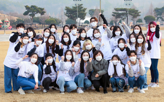 NSP통신-김보라 더불어민주당 안성시장 후보가 16일 제50회 성년의 날을 맞이해 안성 청년을 위한 공약을 발표한 가운데 청년들과 함께 사진촬영을 하고 있다. (김보라 안성시장후보 선거사무소)