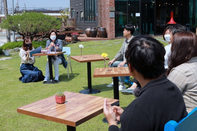 NSP통신-김보라 더불어민주당 안성시장 후보가 청년들과 소통을 하고 있다. (김보라 안성시장후보 선거사무소)