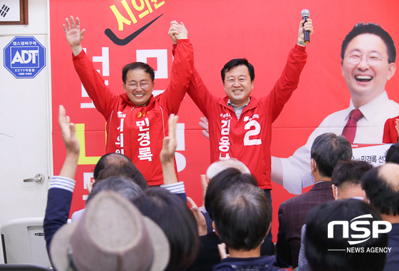 NSP통신-14일 국민의힘 민경록 수원시의원 바선거구 나번 후보(왼쪽)와 김용남 수원시장 후보가 선거 승리를 위한 만세를 외치고 있다. (조현철 기자)