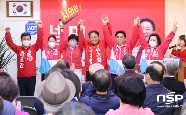 NSP통신-14일 민경록 국민의힘 수원시의원 바선거구 나번 후보가 한원찬·김호겸 경기도의원 후보, 국미순·유준숙 수원시의원 후보와 파이팅을 외치고 있다. (조현철 기자)