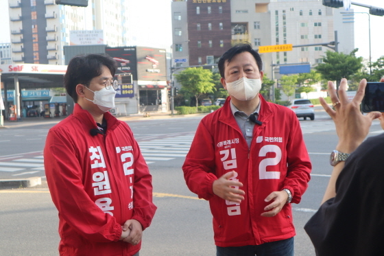 NSP통신-14일 김용남 국민의힘 수원시장 후보(오른쪽)가 발언을 하고 있다. (김용남선거사무소)