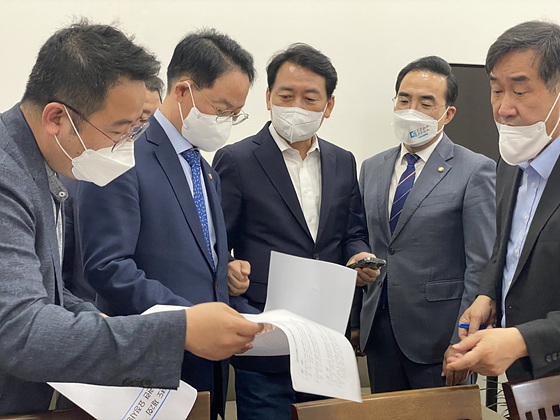 NSP통신-강원특별자치도법 행정안전위 소위회의 전에 서영교 행안위원장과 박홍근 원내대표를 만나서 협조를 부탁하는 이광재 후보. (이광재 선거캠프)