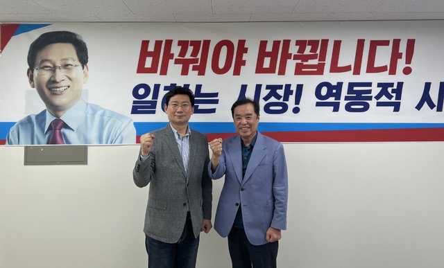 NSP통신-이상일 용인시장 후보(왼쪽)와 김병준 전 대통령직 인수위 지역균형발전 특위 위원장이 면담 후 기념촬영을 하고 있다. (이상일 용인특례시장 후보 캠프)