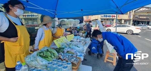 NSP통신-강진원 강진군수 후보가 마량놀토수산시장을 찾아 소상공인들에게 인사를 하고 있다.