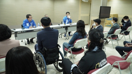 NSP통신-배국환 민주당 성남시장 후보가 성남시장애인연합회와의 간담회에서 한 참석자의 발언을 경청하고 있다. (배국환 성남시장 후보 캠프)