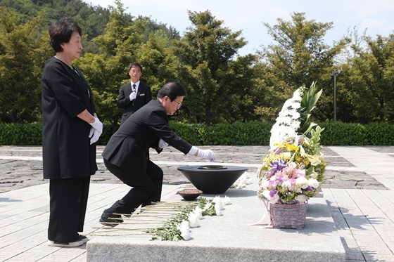 NSP통신-박병석 국회의장이 고 노무현 전 대통령 묘역을 참배하고 있다. (국회 공보실)