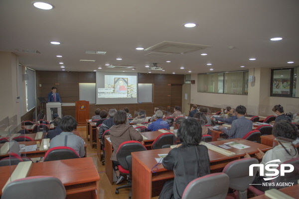 NSP통신-에스포항병원 김문철 대표병원장이 지난 12일 경북도민행복대학 명예석사과정 교육자를 대상으로 뇌혈관질환(뇌졸중) 치료의 현재와 미래란 주제의 강연을 했다. (에스포항병원)