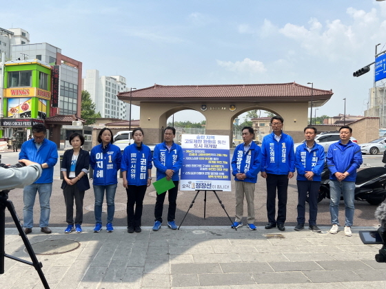 NSP통신-18일 오전 K-55 오산공군기지 신장쇼핑물 앞에서 정장선 민주당 평택시장 후보(오른쪽 네번째)가 시민과 언론인을 대상으로 평택 북부권역 공약을 발표했다. (정장선 평택시장 후보 캠프)