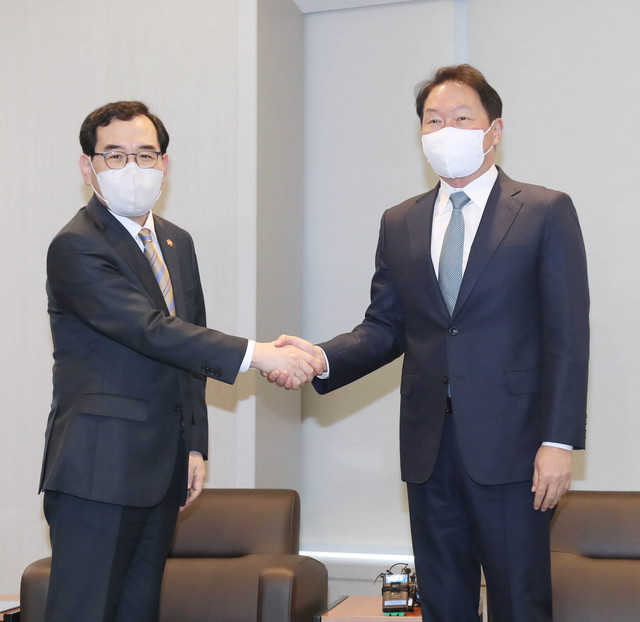 NSP통신-최태원 대한상의 회장(오른쪽)과 이창양 산업부 장관이 기념촬영을 하고 있다. (대한상의)