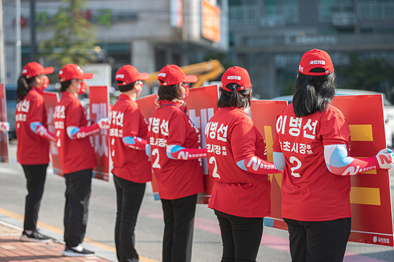 NSP통신-공식선거운동 첫날 이병선 속초시장 후보 선거원들이 거리유세를 하고 있다. (이병선 선거캠프)